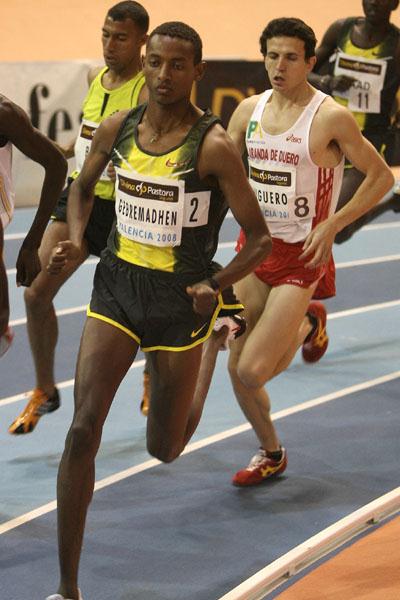 Mekonnen Gebremedhin makes his way to 1500m win in Valencia permit meeting (Julio Fontán)