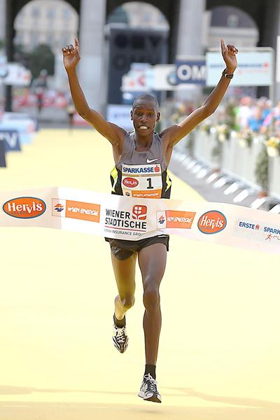 Henry Sugut notches up his third victory at the Vienna City Marathon (Giancarlo Colombo)