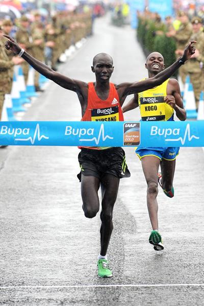 Wilson Kipsang holds off Micah Kogo at the Great North Run (Mark Shearman )