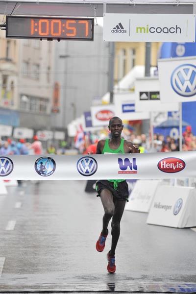 Philemon Limo winning the 2011 Ústí nad Labem Half Marathon (organisers)