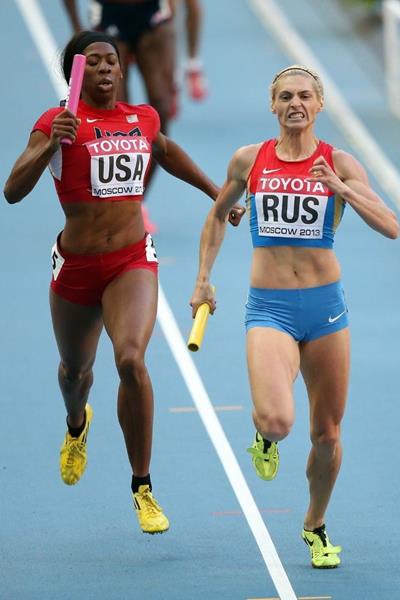 Antonina Krivoshapka and Francena McCorory in the womens 4x400m Relay at the IAAF World Athletics Championships Moscow 2013 (Getty Images)