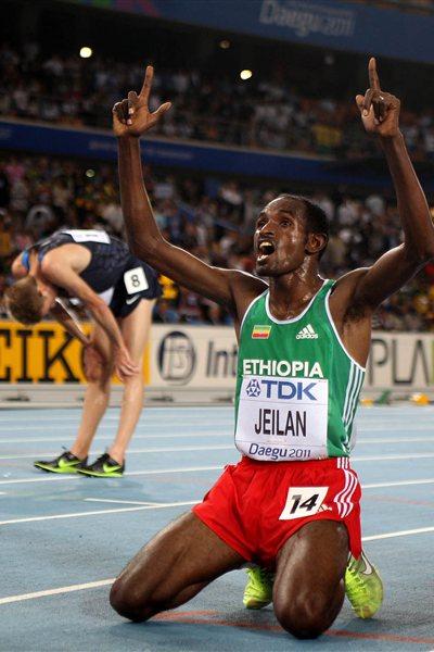 Ibrahim Jeilan celebrates winning the 10,000m gold medal in Daegu (Getty Images)