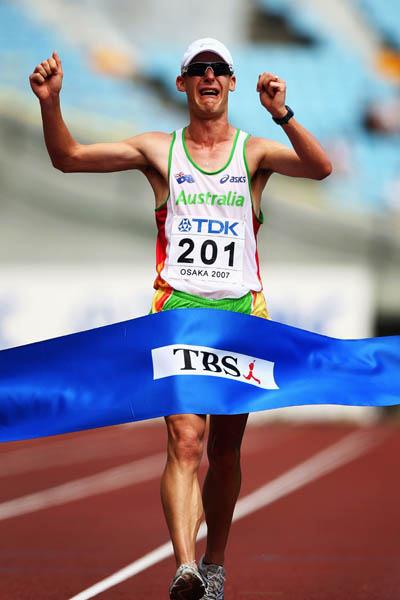 Nathan Deakes of Australia celebrates winning the men's 50km Race Walk in Osaka (Getty Images)