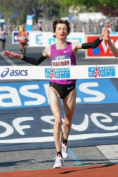 Christelle Daunay setting her 2:24:22 French national record at the 2010 Paris Marathon (Getty Images)