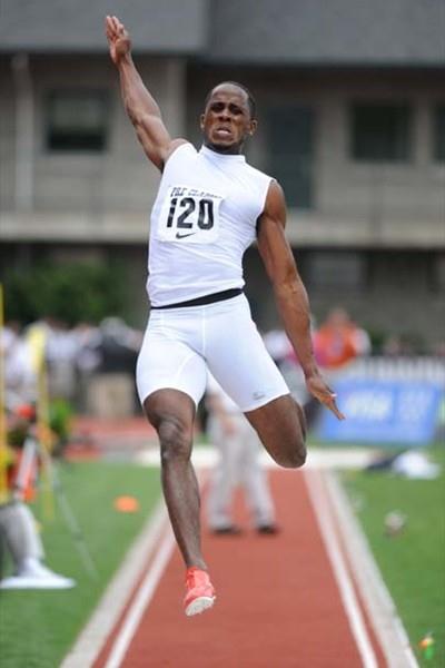 Dwight Phillips flies to 8.74m at the 2009 Prefontaine Classic (Kirby Lee)