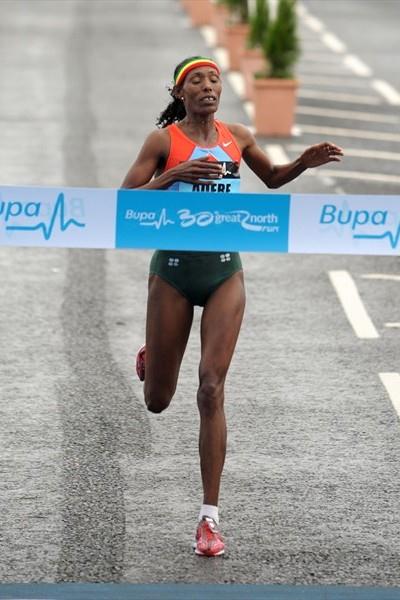 Berhane Adere prevails at the Great North Run (Mark Shearman)