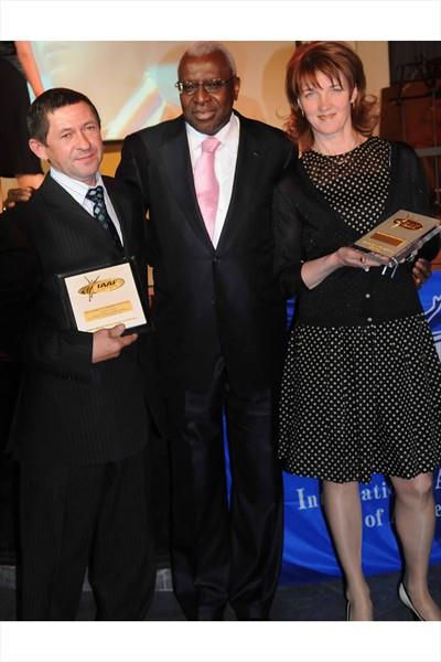 President Diack is flanked by 1988 Olympic 50km champion Vyacheslav Ivanenko and 2003 World 20km gold medallist Yelena Nikolayeva at the IAAF Dinner (Jan Zmek)