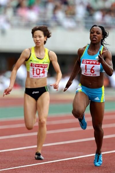 Veronica Campbell on her way to 100m victory at the 2010 Osaka Grand Prix – IAAF World Challenge (Yohei KAMIYAMA/Agence SHOT)