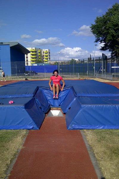 Jenn Suhr in the pink at London's Mile End Stadium ()