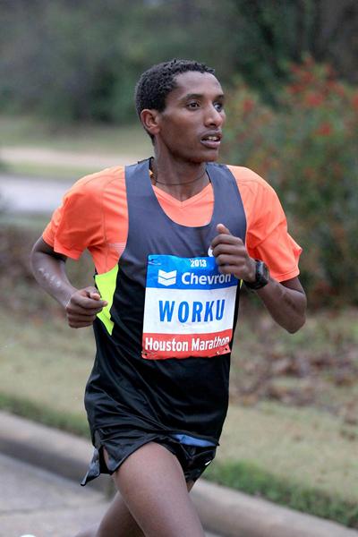 Bazu Worku on his way to winning the Houston Marathon (Victah Sailor)