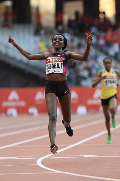 Tirunesh Dibaba sets a 5000m meeting record at the 2013 Paris Diamond League meeting (Jean-Pierre Durand)
