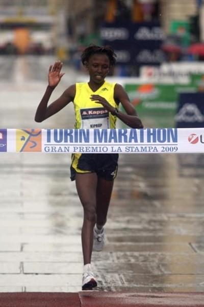 Agnes Kiprop wins the 2009 Turin Marathon (Giancarlo Colombo)