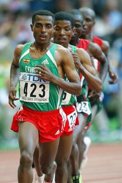 Kenenisa Bekele of Ethiopia leads the men's 10,000m final (Getty Images)
