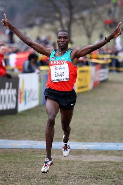 Joseph Ebuya of Kenya celebrates winning the men's senior race in Bydgoszcz 2010 (Getty Images)