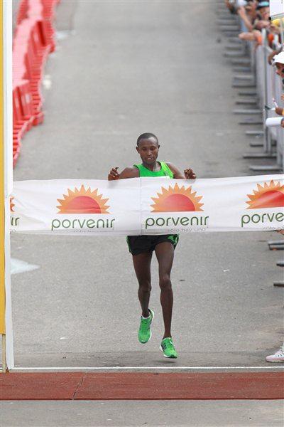 1:02:20 course record for Geoffrey Mutai at the Bogota Half Marathon (Victah Sailer)