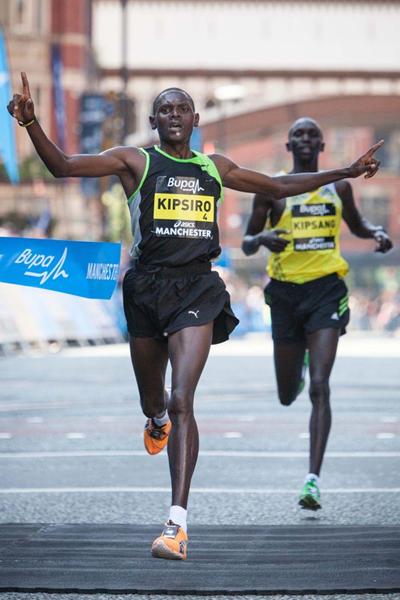 Moses Kipsiro comres home ahead of Wilson Kipsang at the 2013 Bupa Great Manchester Run (Dan Vernon / Nova International)