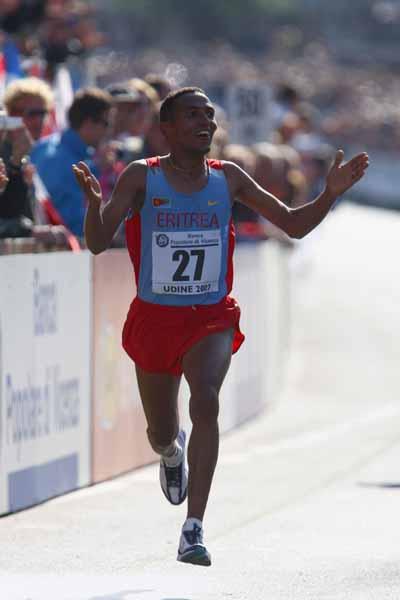 Zersenay Tadese of Eritrea celebrates victory in Udine (Getty Images)