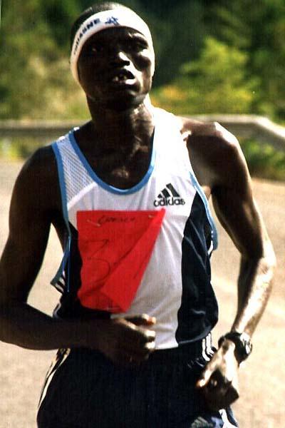Mbarak Shami on the path to victory in the 2004 Baringo Half Marathon (Macharia)
