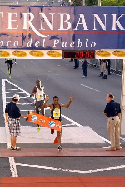 Deriba Merga wins the 2008 edition of the World's best 10km (Denni Lozza - Island Photography)