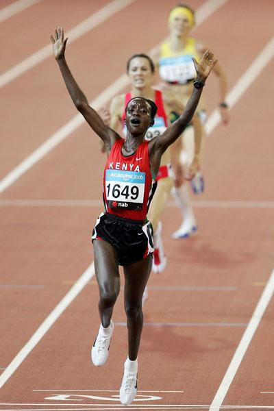 Isabella Ochichi - 5000m gold - Melbourne 2006 (Getty Images)
