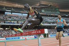 Ezekiel Kemboi leads the 3000m Steeplechase at the 2013 Paris Diamond League meeting (Jean-Pierre Durand)