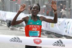 Edna Kiplagat times it right to win the EDP Lisbon Half Marathon (Victah Sailor)