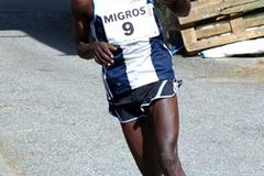 Kenyan Paul Kimugul on his way to a 10km win - Media Blenio (Lorenzo Sampaolo)