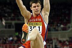 Vitaliy Shkurlatov (RUS) jumping to bronze at the 2004 World Indoors (AFP / Getty Images)