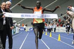 Dennis Kimetto breaks the 25km World record in Berlin, clocking 1:11:18 (organisers)