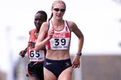 Radcliffe leads to the line ahead of Susan Chepkemei (© Allsport)