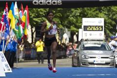 Caroline Rotich just before winning at the 2013 Volkswagen Prague Marathon (Volkswagen Prague Marathon)