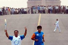 Olympic Torch relay in the streets of New Delhi in June 2004 (Getty Images)