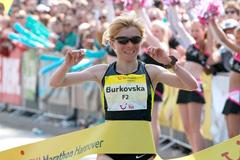 Ukraine’s Olena Burkovska wins at the 2013 Marathon Hannover (Victah Sailer / www.photorun.net - organisers)