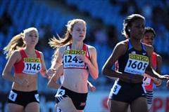 Katie SNOWDEN of Great Britainduring the Girls 800 metres qualification - Day Two - WYC Lille 2011 (Getty Images)
