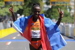 Lornah Kiplagat celebrates her third consecutive victory at the World Half Marathon championships (Getty Images)