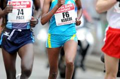 Aberu Kebede on the way to her 2:25:25 victory in Rotterdam (Jiro Mochizuki)
