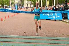 Kim Smith wins the 2009 BUPA British 10,000 (c)