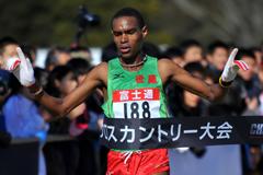 Kenya's Charles Ndirangu wins the senior men's race (Kyoko Matsuda/Agence SHOT)