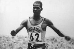 Adhemar Ferreira da Silva jumping in Helsinki (Getty Images)