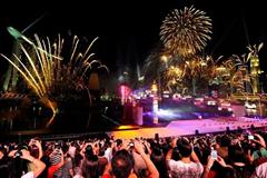 Spectators take pictures during the finale of the opening ceremony of the inaugural Singapore 2010 Youth Olympic Games (YOG), held at The Float @ Marina Bay (SPH-SYOGOC / Mugilan Rajasegeran)