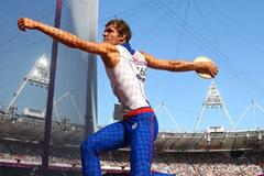 Kevin Mayer of France competes during the Men's Decathlon Discus Throw on Day 13 of the London 2012 Olympic Games  on August 9, 2012 (Getty Images)