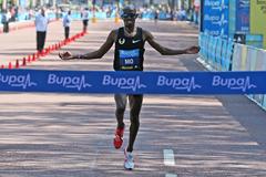 Mo Farah wins at the 2013 Bupa London 10,000  (David Wearn - organisers)
