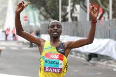 Bernard Koech breaks the tape to win in Lisbon (Victah Sailor)