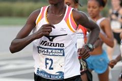 Edith Masai on her way to winning the 2008 Rock ‘n' Roll Half Marathon (Victah Sailer)