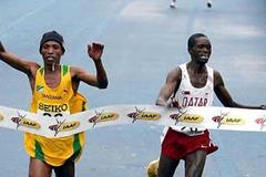 Fabiano Joseph Naasi beats Mubarak Hassan Shami (right) in Edmonton (Getty Images)