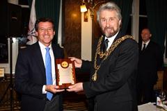 Vice-president Seb Coe presents an IAAF Plaque to The Lord Mayor of Birmingham, Councillor Michael Wilkes (Getty Images)