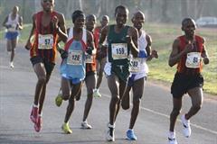 Stephen Mokoka (126) en route to the men's South African 10Km title (Mark Ouma)