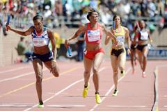 Francena McCorory out-leans Perri Shakes-Drayton to take the 4x400m win at the Penn Relays (Kirby Lee)