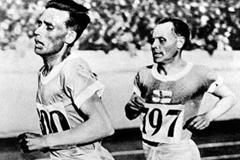 Ville Ritola leads Paavo Nurmi at the 1928 Olympics (Getty Images)