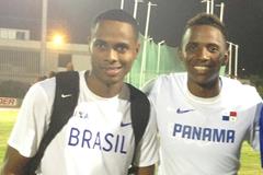 Irving Saladinho and Mauro da Silva swap T-shirts at the 2013 South American Championships (Mauro da Silva)
